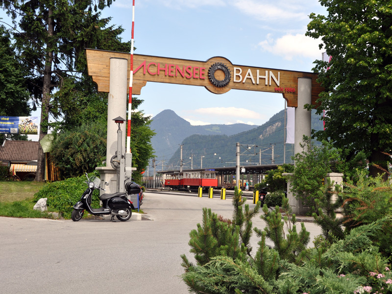 Impozantní vstup do nádraží společnosti Achenseebah