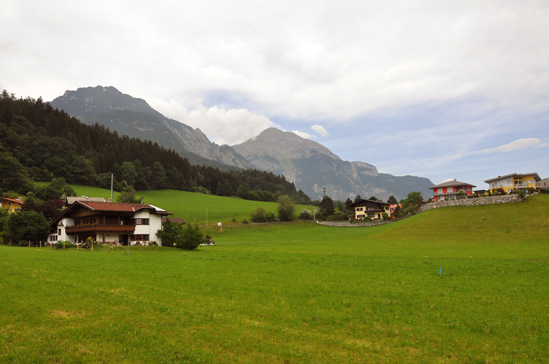 Tyrolské Alpy z okénka vlaku