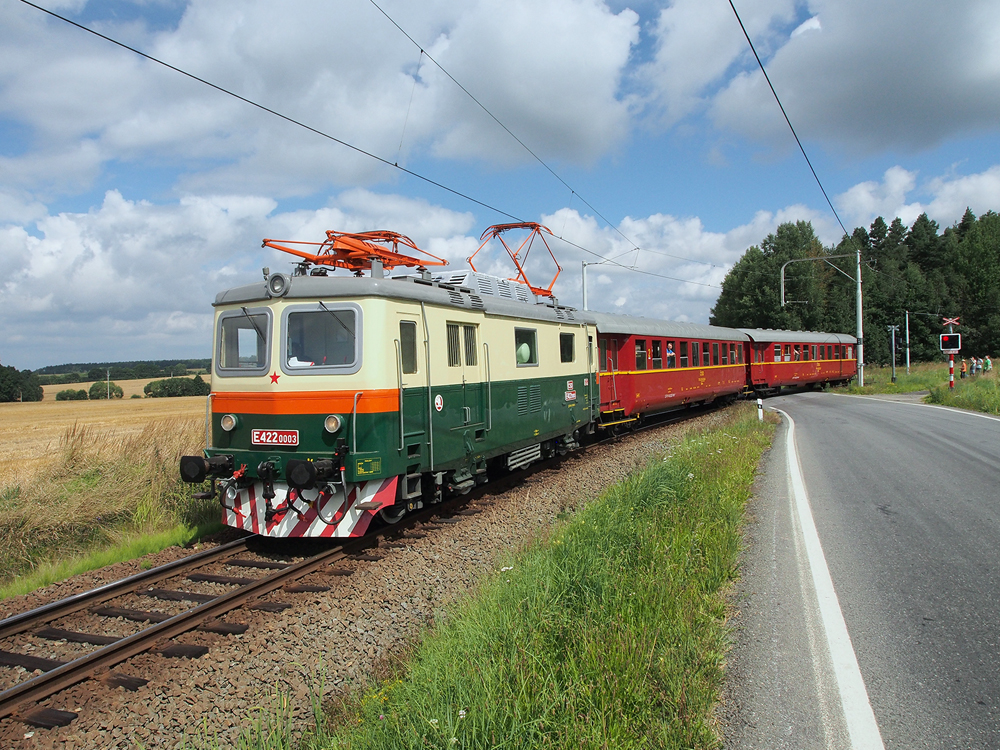 Obr. 3 - Bobinka přijíždí z Tábora do stanice Sudoměřice u Bechyně, kde se bude křižovat s Elinkou