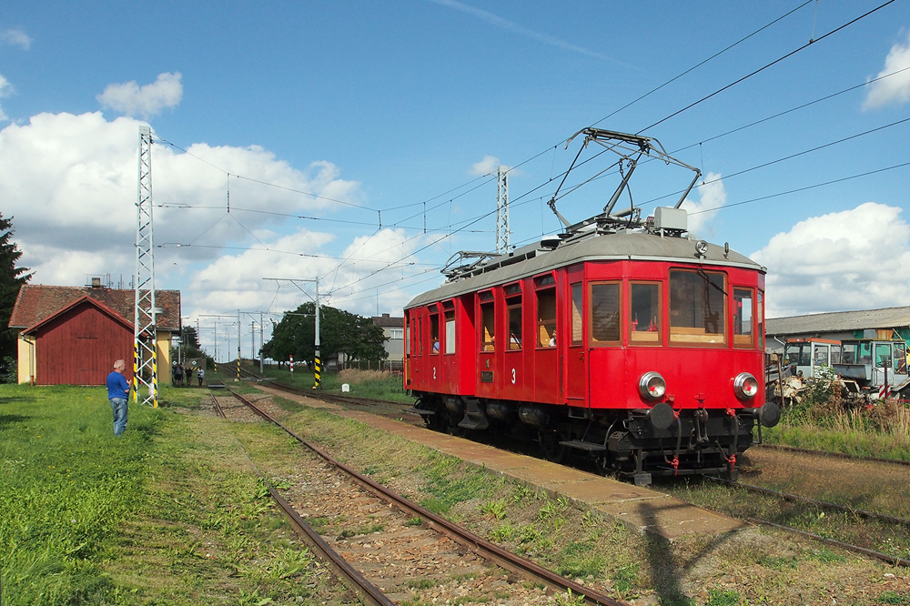 Obr. 10 - Elinka se při své sobotní poslední jízdě do Tábora připravuje na odjezd ze stanice Slapy