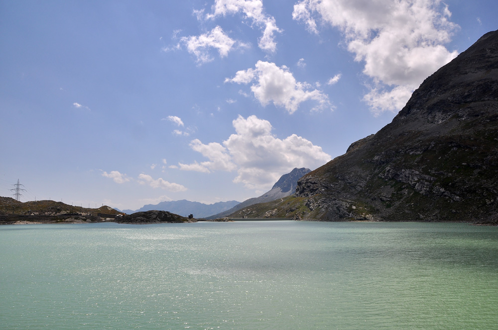 Bílé jezero v blízkosti stanice Ospizio Bernina
