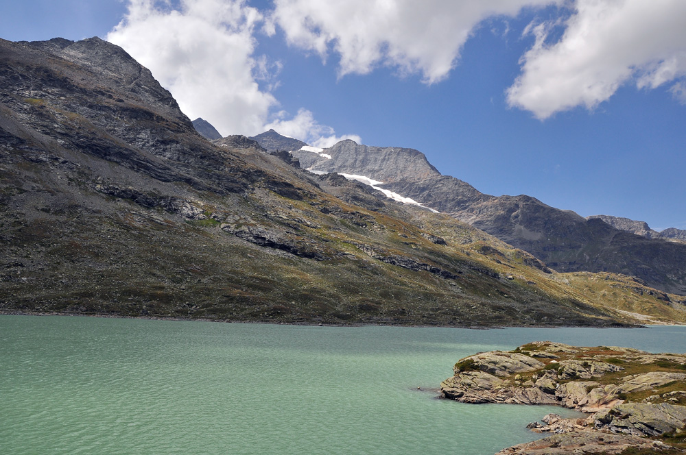 Bílé jezero v blízkosti stanice Ospizio Bernina