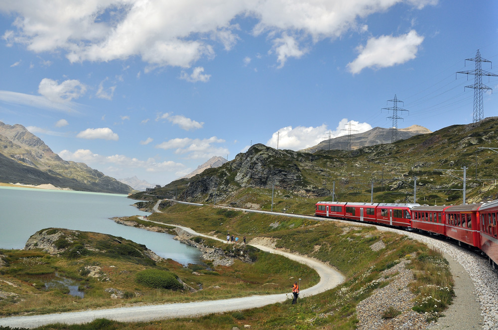 Bílé jezero v blízkosti stanice Ospizio Bernina