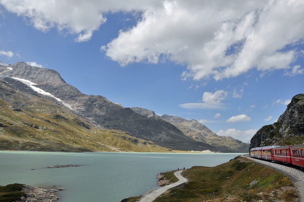 Bílé jezero v blízkosti stanice Ospizio Bernina