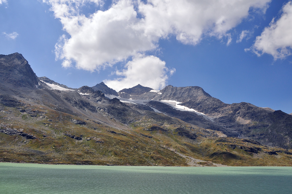 Bílé jezero v blízkosti stanice Ospizio Bernina