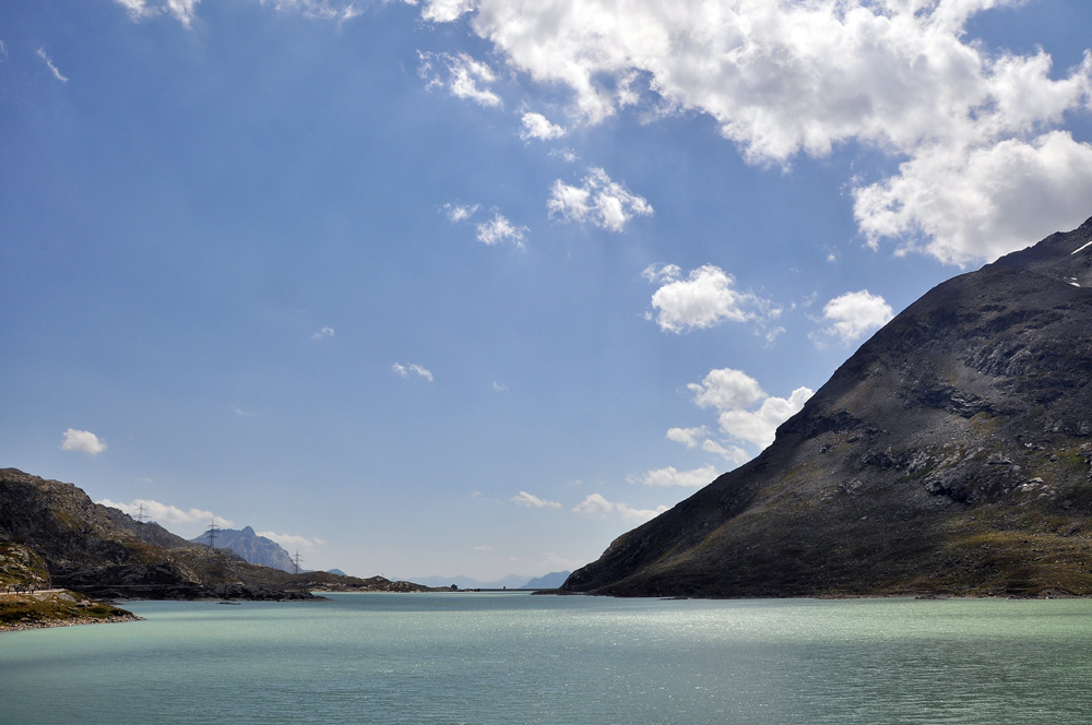 Bílé jezero v blízkosti stanice Ospizio Bernina