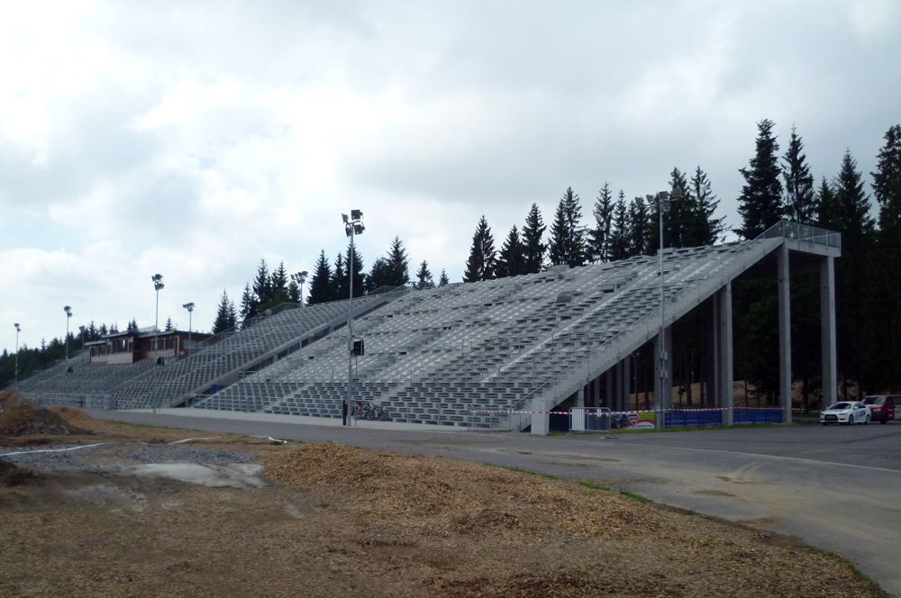 Tribuny naproti střelnici pojmou několik tisíc diváků