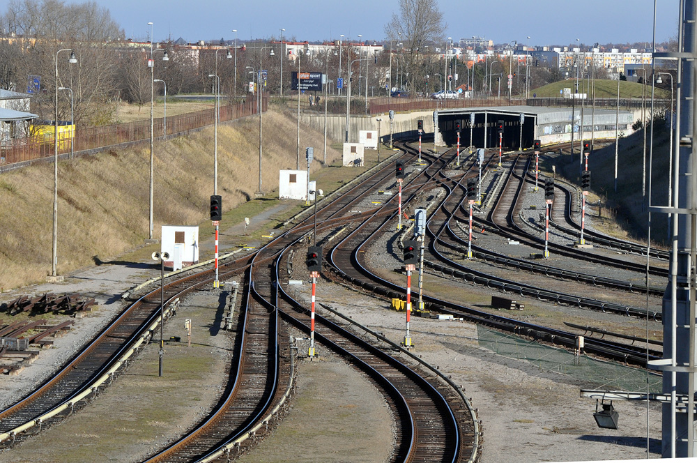 Konec zhlaví s vyústění tunelů při pohledu z velínu