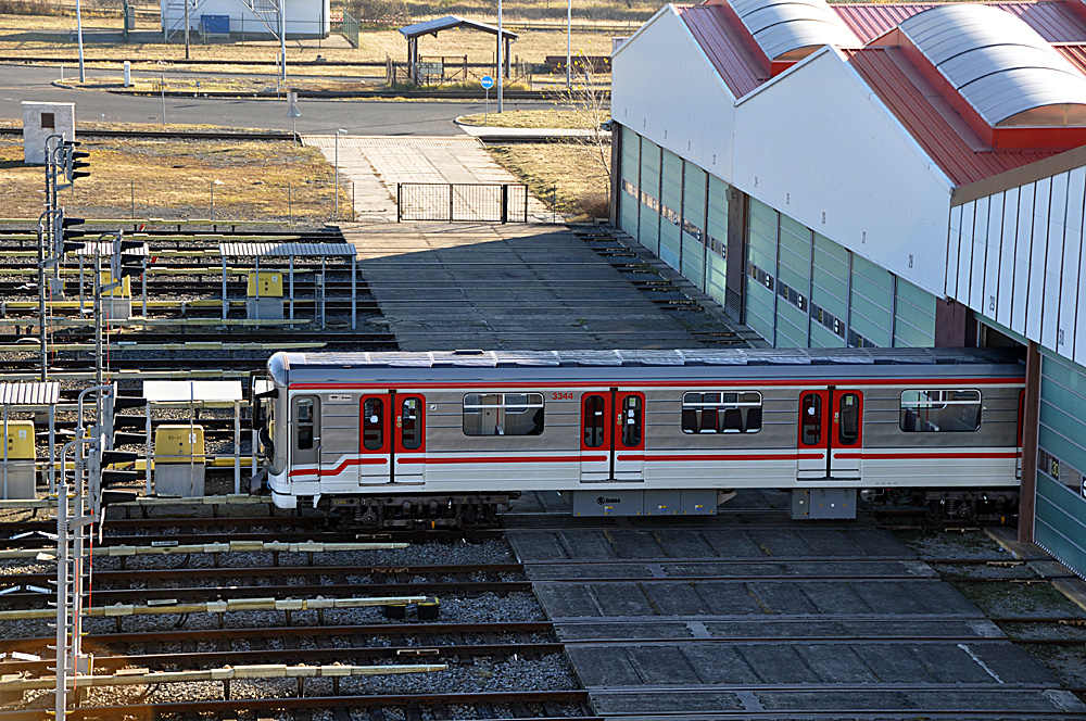 Depo metra Zličín - souprava vyjíždějící z haly