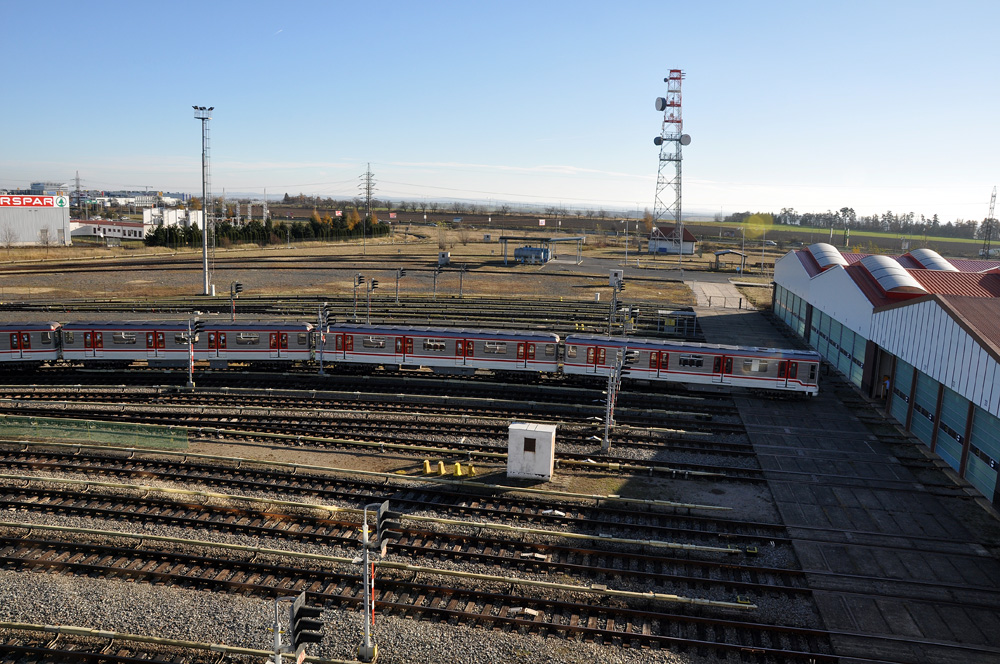 Depo metra Zličín - souprava vyjíždějící z haly