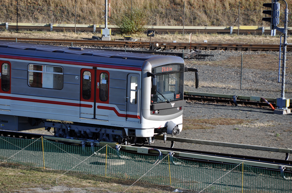 Depo metra Zličín - souprava vyjíždějící z haly