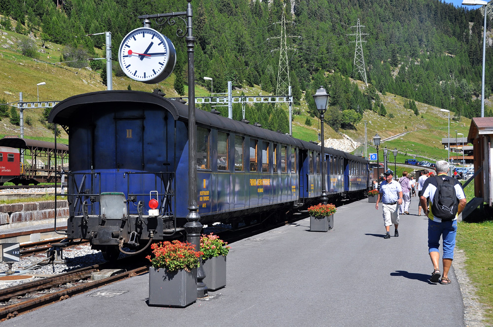 Nádraží Oberwald a připravený vlak s parní lokomotivou