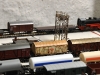 Soupravy nákladních vagonů čekajících v nádraží