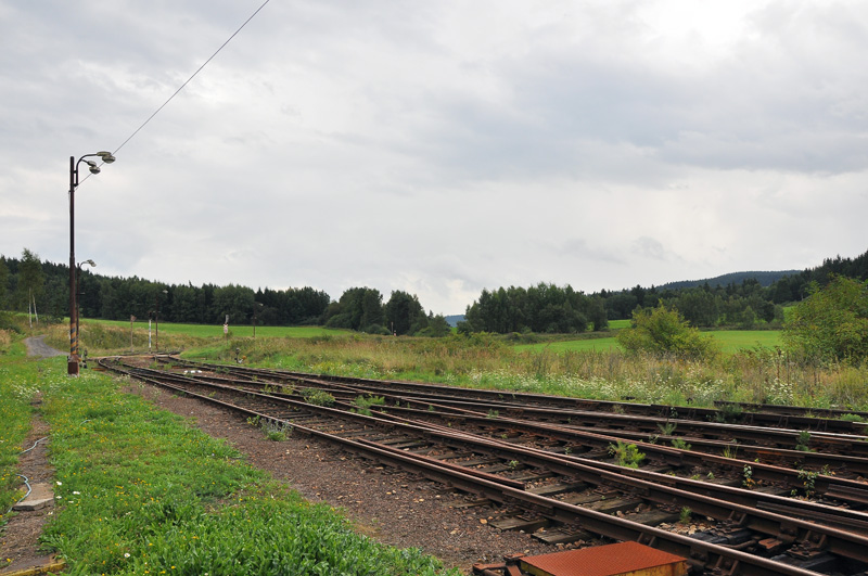 Na horizontu je patrný průsek, kudy vede vlečka do Většní