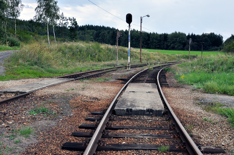 Odjezdové koleje ze stanice - vpravo do Kájová, vlevo do Větřní