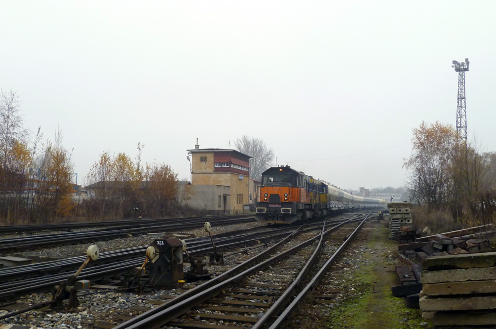 Nákladní vlak odbočáje na Kralupy n/V.