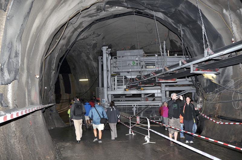 Pomocná štola ústí do již vyrubaného budoucího tunelu metra. Nalevo se metodou NRTM razí tunel směrem k Motolské nemocnici, napravo směřuje ražba dvou jízdních tunelů přes Petřiny a Veleslavín do Dejvic