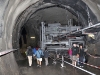 Pomocná štola ústí do již vyrubaného budoucího tunelu metra. Nalevo se metodou NRTM razí tunel směrem k Motolské nemocnici, napravo směřuje ražba dvou jízdních tunelů přes Petřiny a Veleslavín do Dejvic
