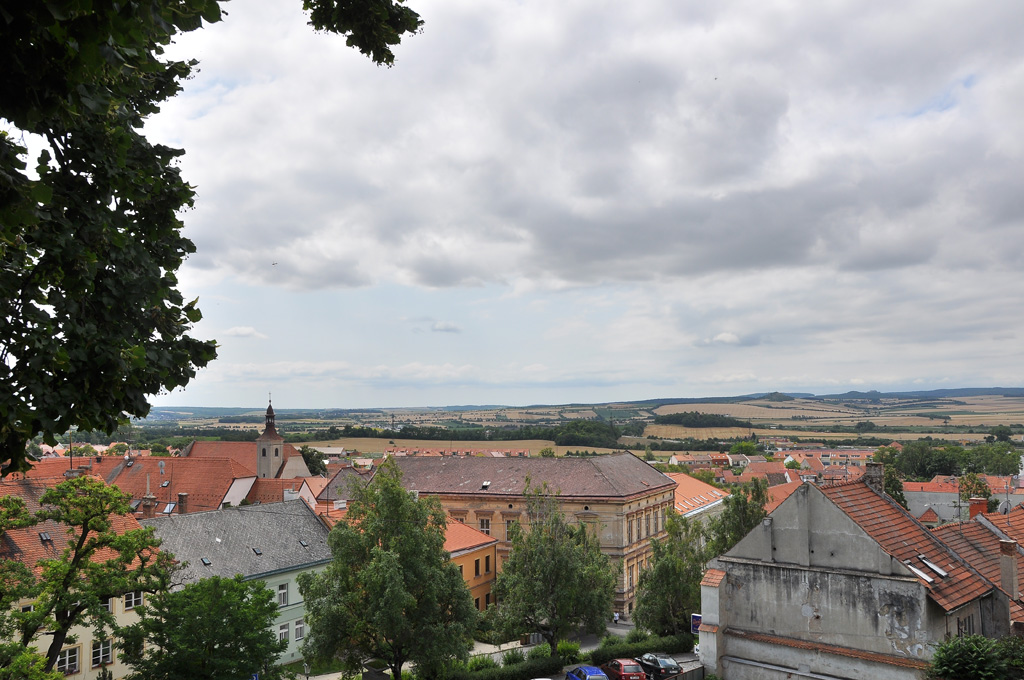 Přes střechy Mikulovských domů je vidět do Rakouska