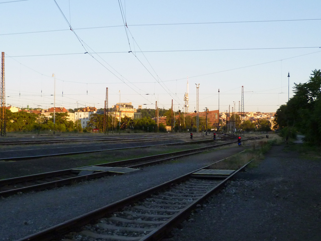 Západ na Žižkovem při pohledu z liduprázdného nádraží Praha-Bubny