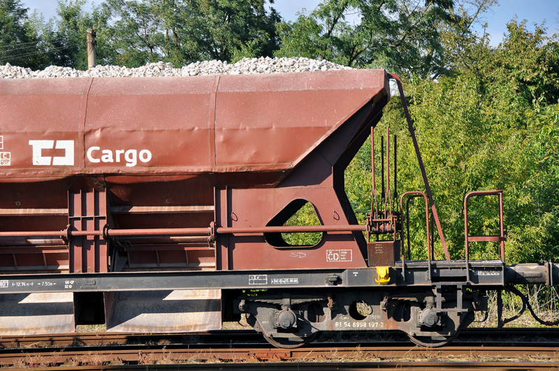 Odstavený nákladní vlak plný kamení