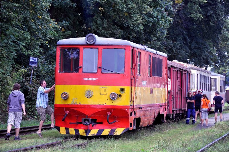 ..někteří mají zřejmě zvláštní vstupenky na palubu lokomotivy...