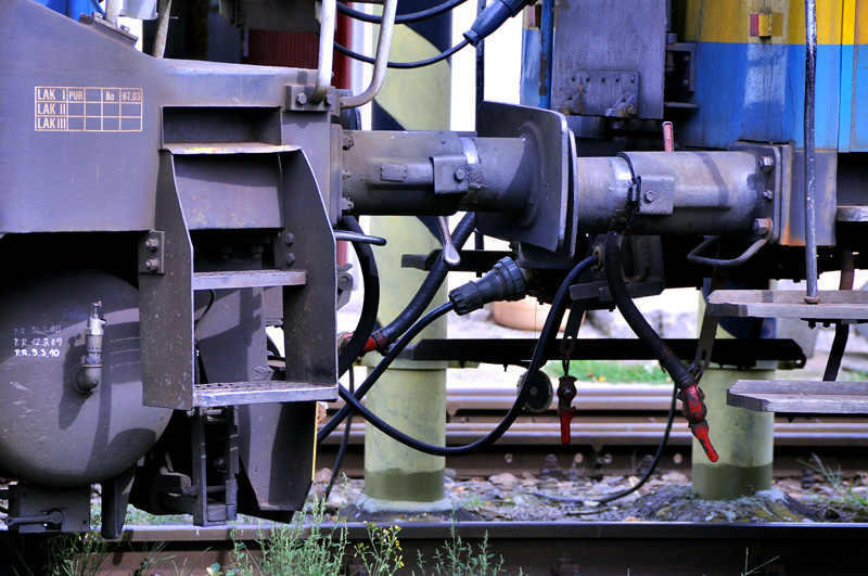 Detail, kudy vede do lokomotivy elektrický proud