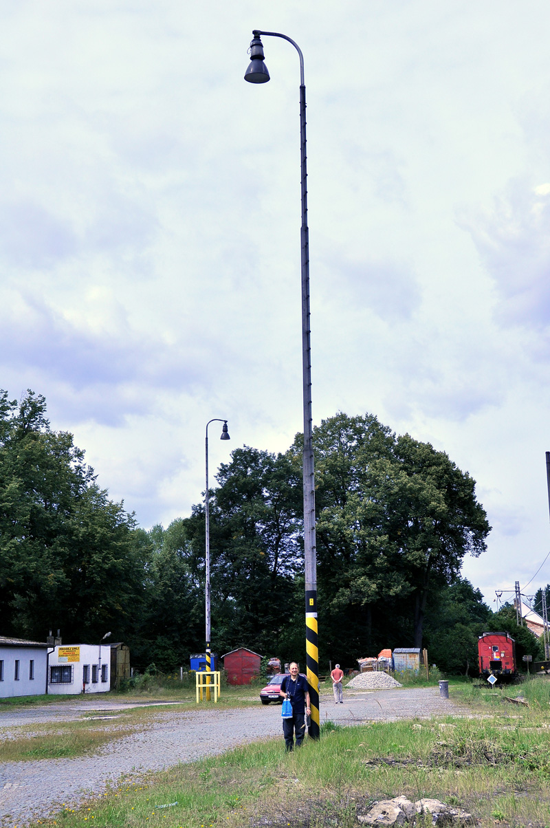 Nádražní lampa ve srovnání se Zdeňkem Krušinským, který posloužil jako živá měrka