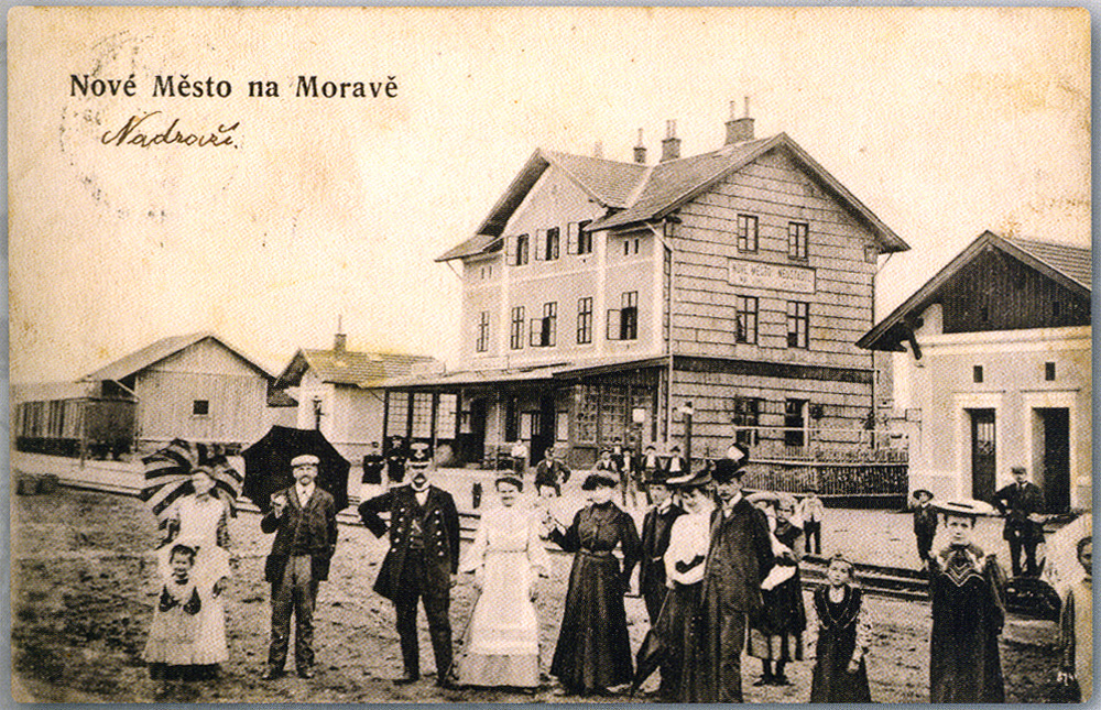 Nádražní budova při pohledu z kolejí - ale před více jak 100 lety