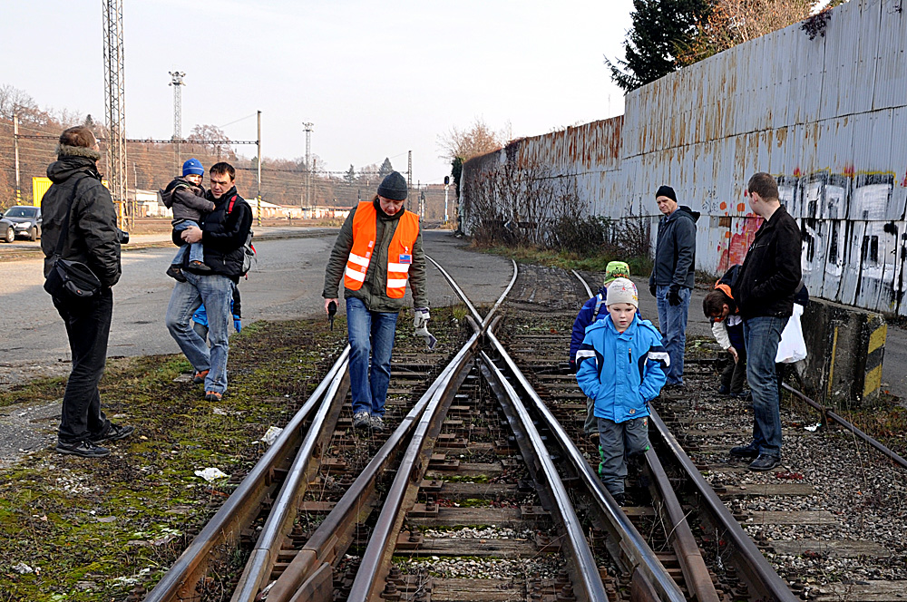 A takhle vypadá angličák - i s dětmi v kolejišti