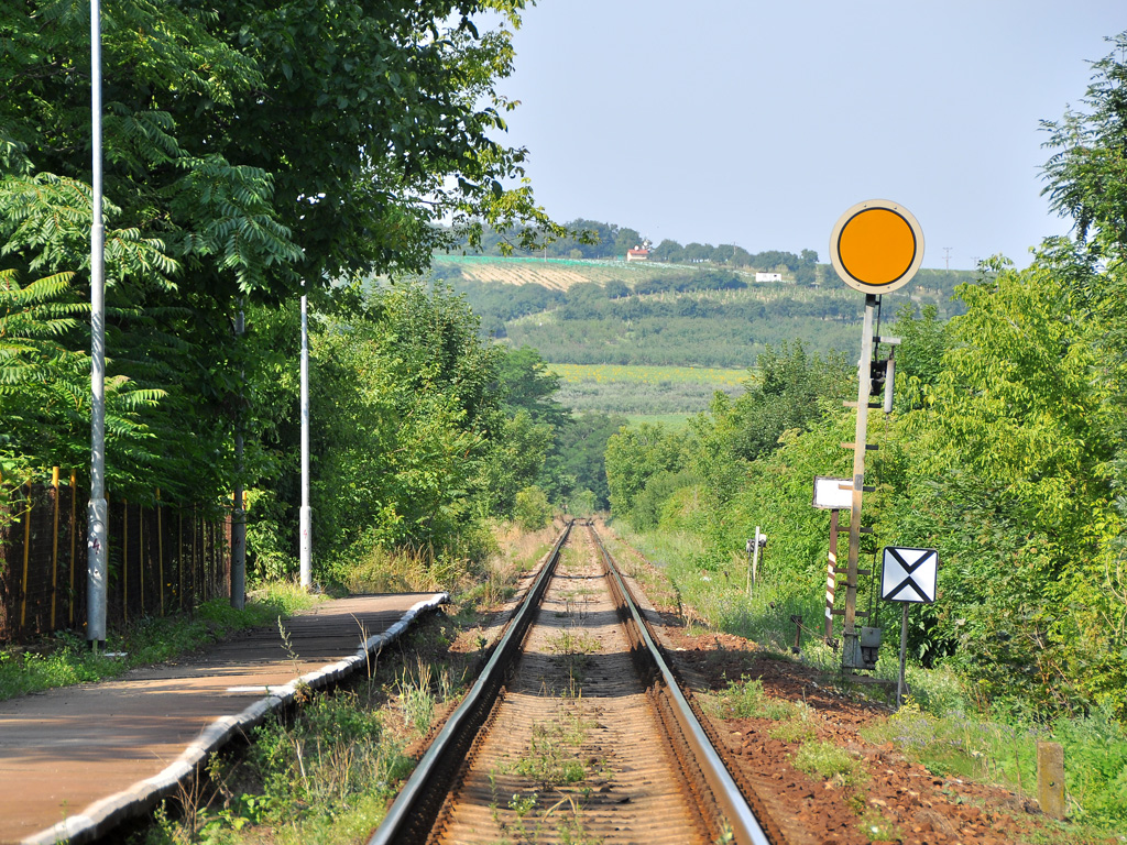 Stanice Valtice je na trati Břeclav - Mikulov - Znojmo