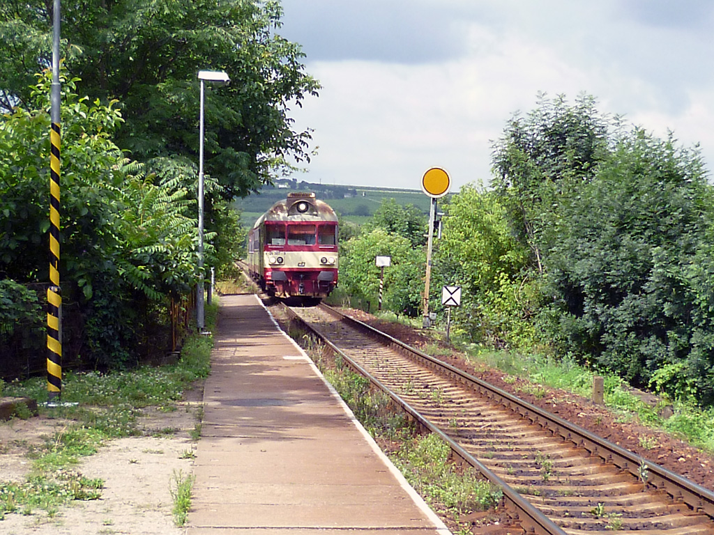 Od Mikulova přijíždí motorák