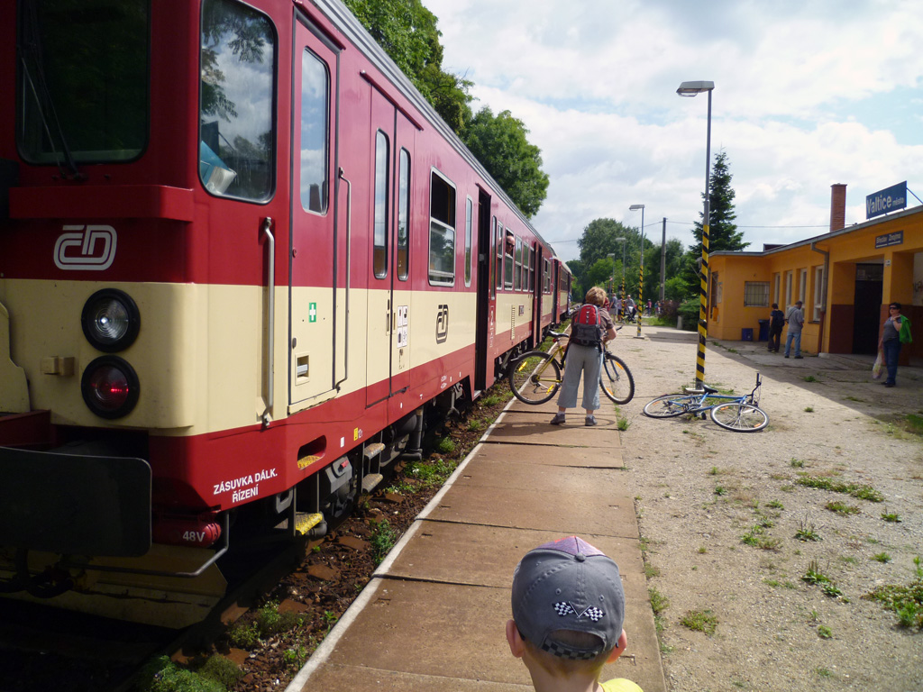 Honzík dohlíží na vystupování cyklistů