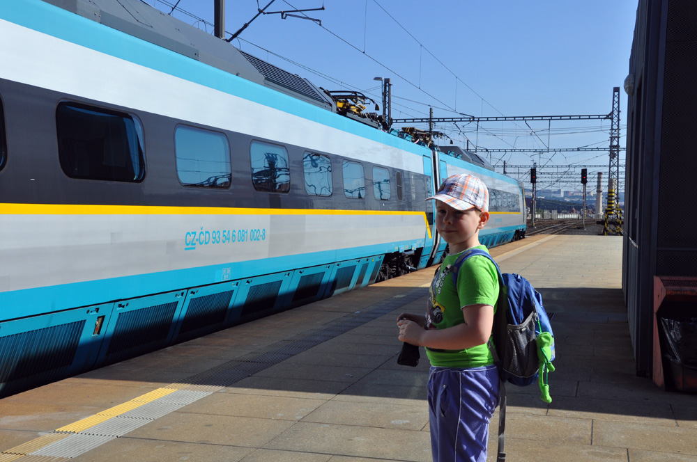 Pendolino přijíždí k peronu a Honzík je štěstím bez sebe