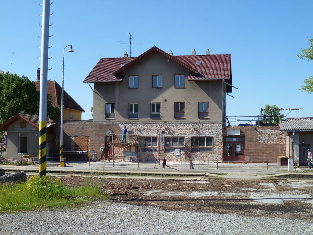 Čelní pohled na rekonstruovanou budovu nádraží