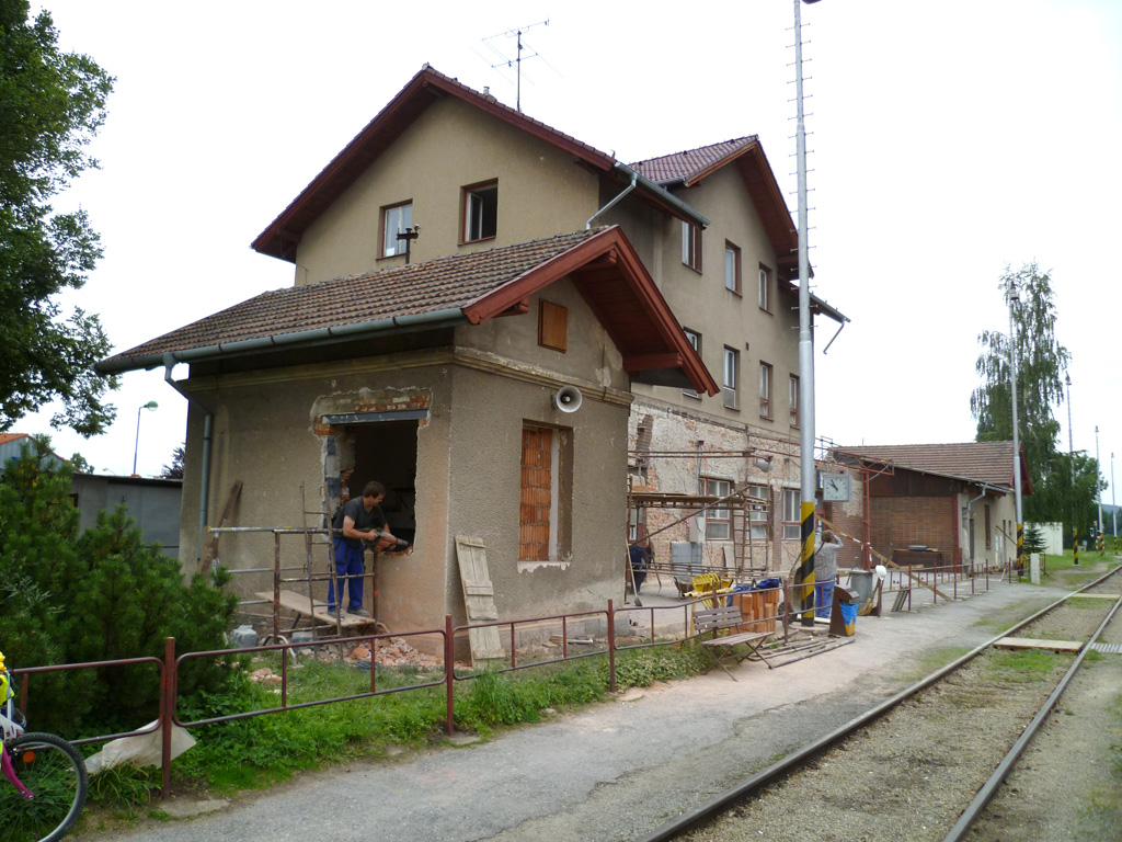 Pohled na opravovanou budovu z kolejiště