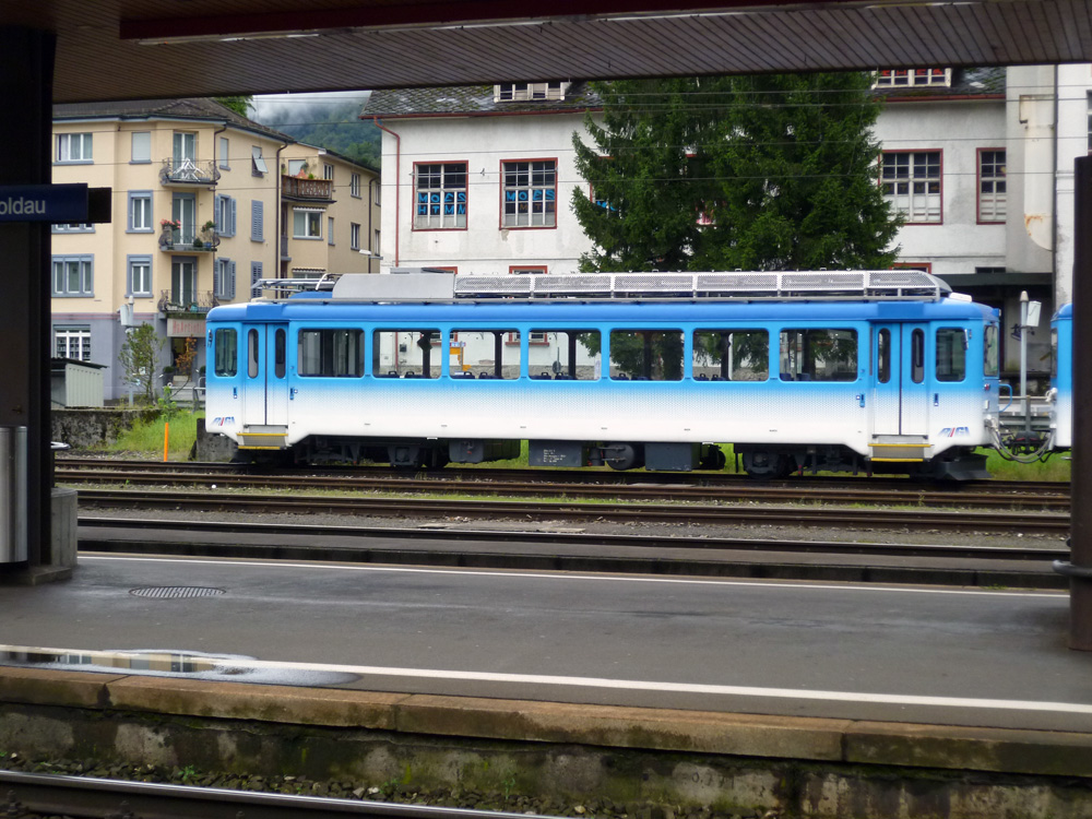 Modře natřené vlaky jezdí po ozubnicové tratí z Arth_Goldau k vrcholu Rigi