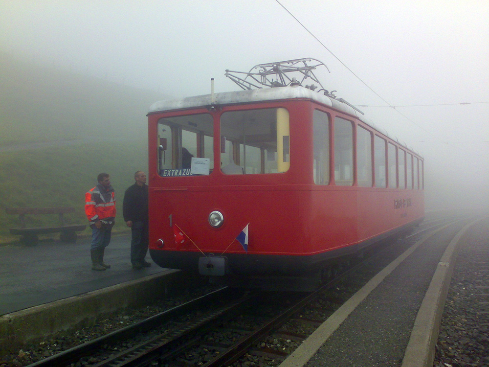 Červeně natřené vlaky jezdí po ozubnicové trati z Vitznau k vrcholu Rigi