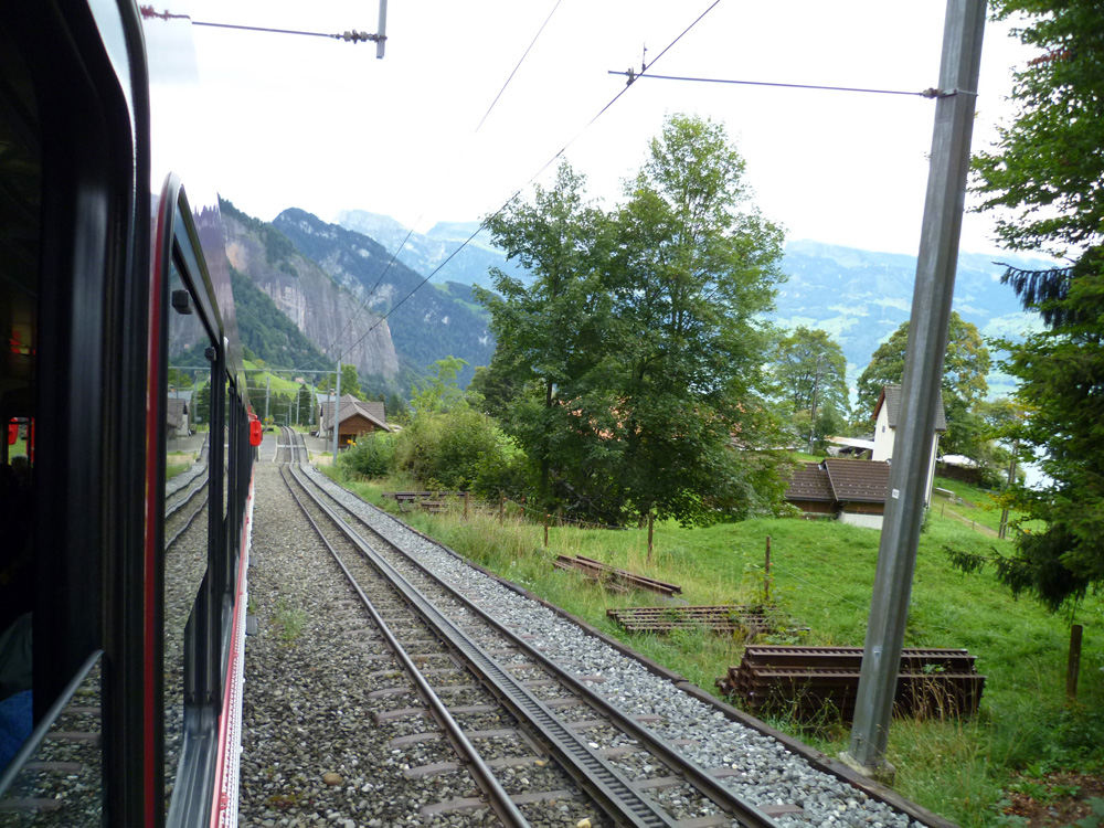 V horní části trati vitznauské linii vedou dvě koleje vedle sebe