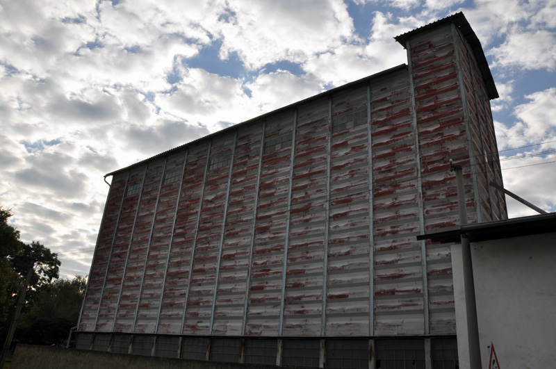 Silo Štolfa ve Velvarech (z pohledu z Nádražní ulice)