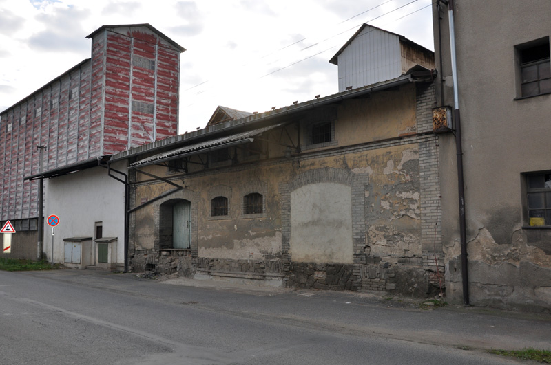 Objekty sila ve Velvarech - vlevo silo Štolfa, uprostřed původní objekt