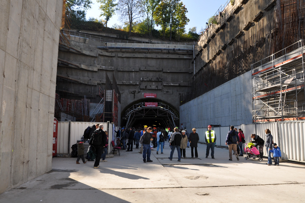 Vstup do podzemí pod objektem Min. kultury, kde byly tunely raženy