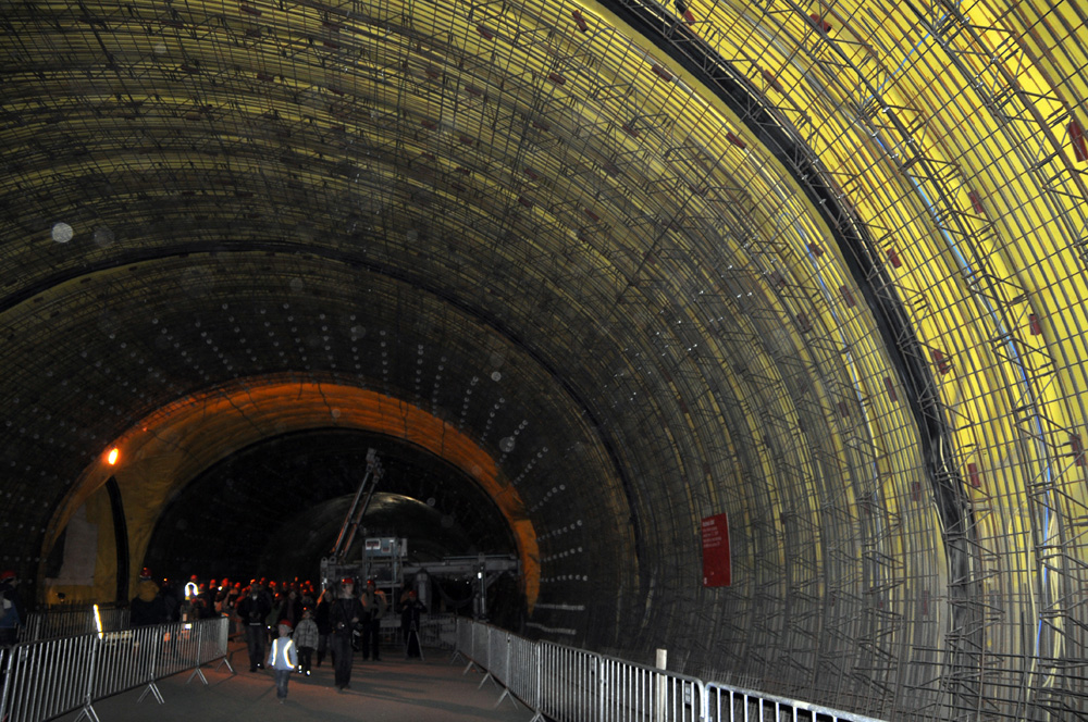 Tady došlo k propadu tunelu a závalu bagristy