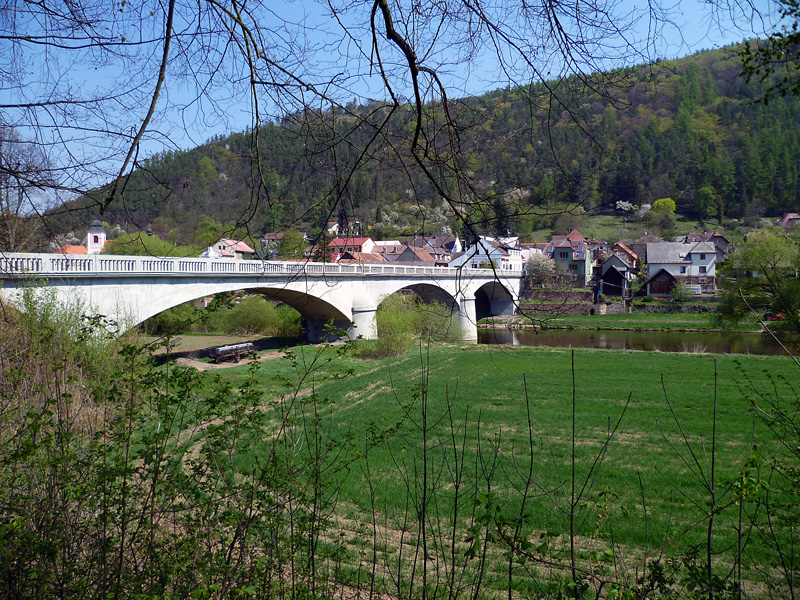 Most přes Berounku do Zbečna od žel. stanice nese jméno presidenta Masaryka