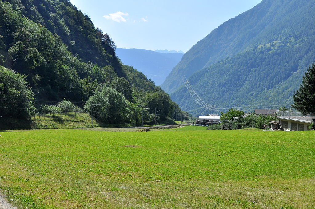 Koleje k viaduktu Brusia vedou z hlouby údolí od Tirano v Itálii