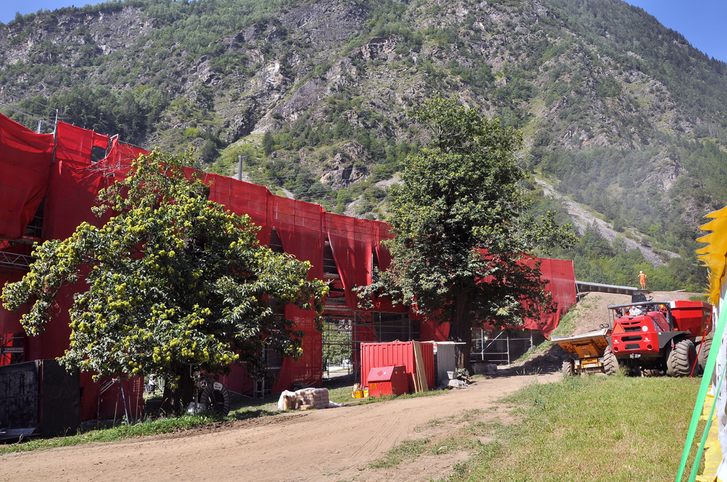 A tady už vede po viaduktu, který začíná na nejvyšším místě oblouku