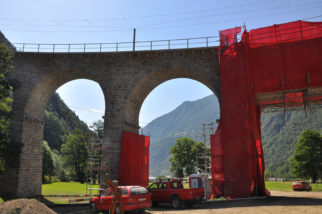 Kamera se stále otáčí proti směru hodinových ručiček, takže jsem opět v místě, kudy směřují koleje mezi pilíři \"dovnitř\" viaduktu...