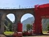 Kamera se stále otáčí proti směru hodinových ručiček, takže jsem opět v místě, kudy směřují koleje mezi pilíři \"dovnitř\" viaduktu...