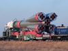 Bajkonur - motorová lokomotiva TEM2 táhne soupravu s raketou a kosmickou lodí TMA3 ke startovací rampě