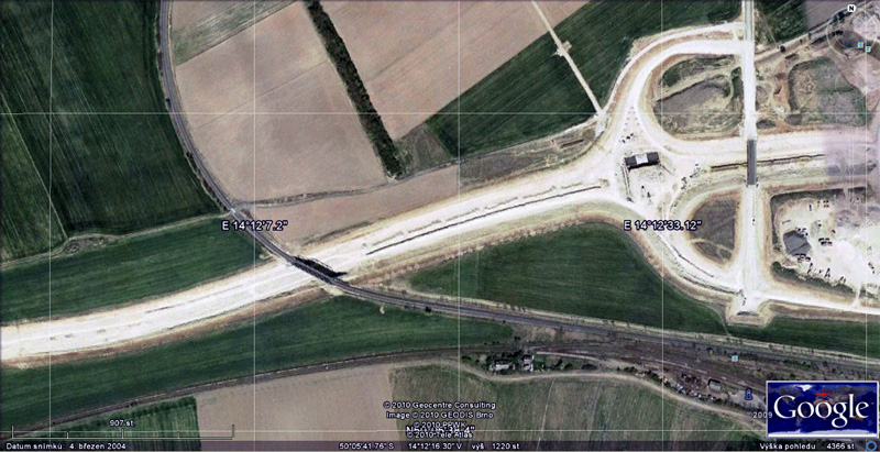 Snímek stavby rychlostní silnice R6 u Jenče s přemostěním silnice pro železniční trať vedoucí do Slaného